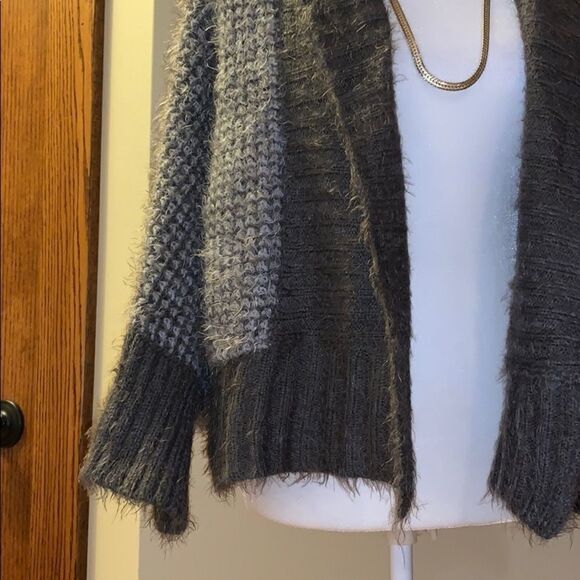 Soft lush fuzzy SIMPLY Noelle gray sweater. - Picture 2 of 8